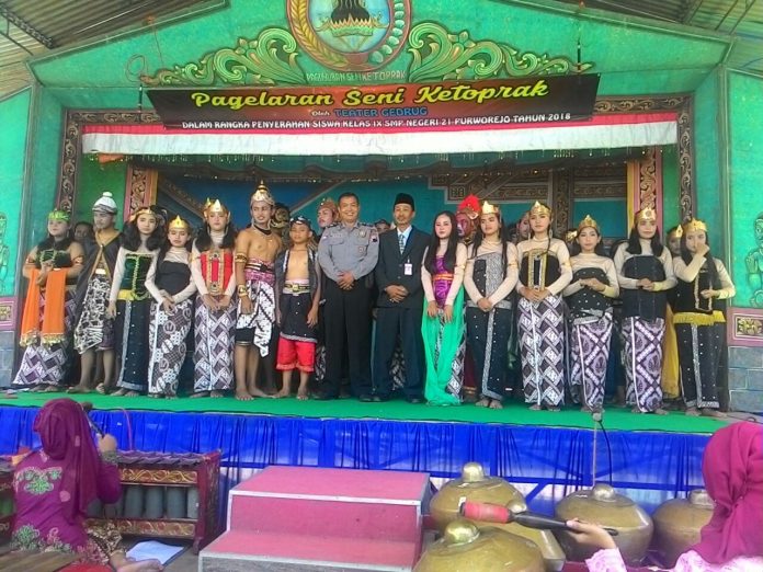Siswa SMP 21 Pentas Ketoprak ”Damarwulan”