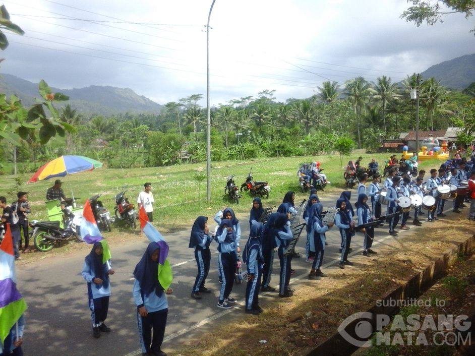 Aksi SMPN 21 Purworejo di Karnaval Kec Bruno