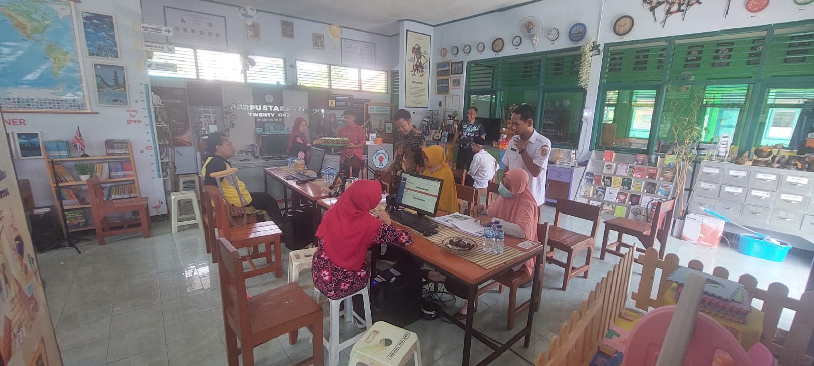 Kunjungan Pustakawan SMPN 2 dan 10 Purworejo ke Perpustakaan Twenty One
